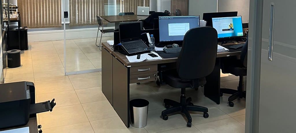Estações de trabalho no escritório da Prime Contabilidade Inteligente, em São Carlos